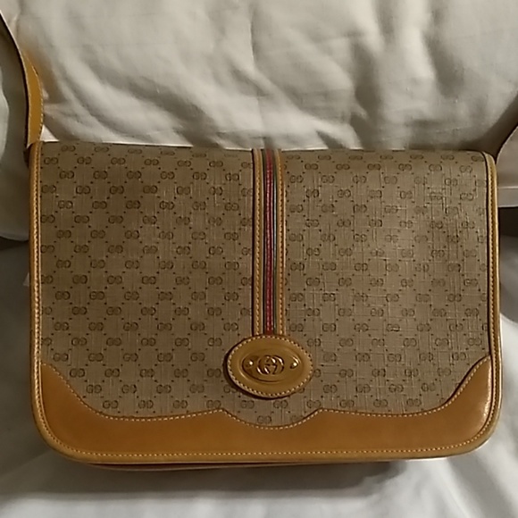 Gucci Handbags - GUCCI purse